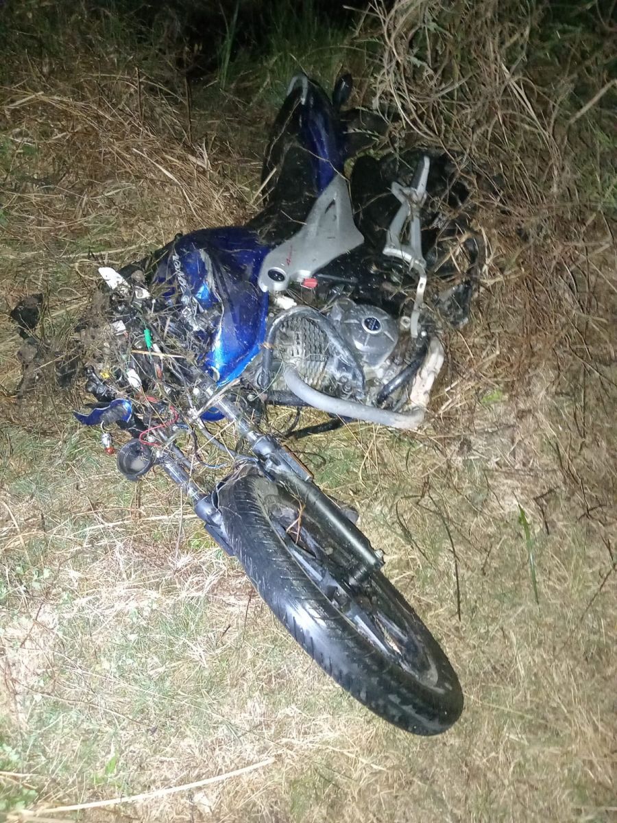 Un motociclista falleció al chocar un camión estacionado
