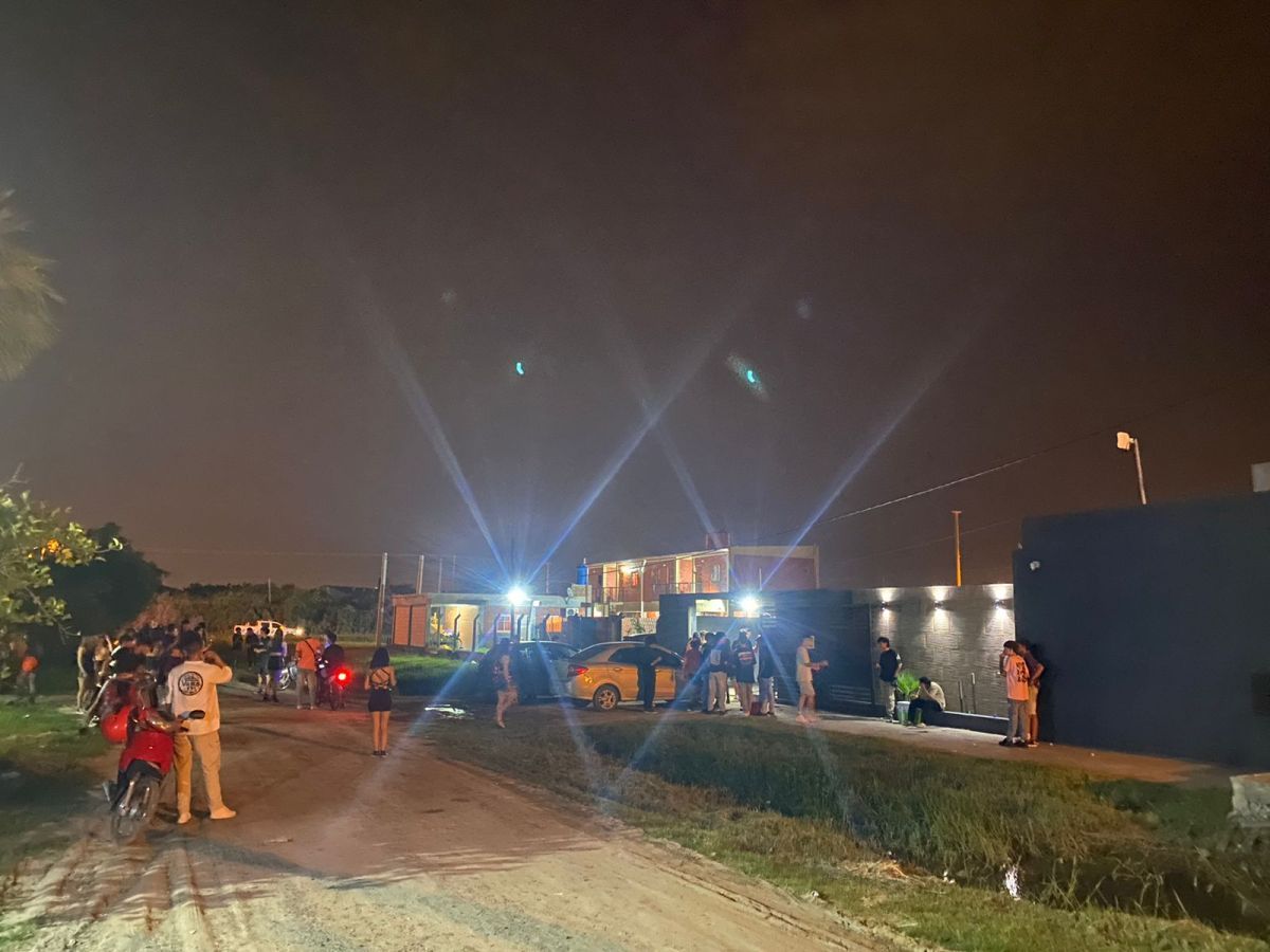 La Policía detectó fiesta clandestina con unas 200 personas, venta de entrada y bebidas alcohólicas