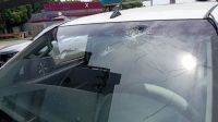 Desorden en Namqom: Dos detenidos, parabrisas del móvil policial dañada y secuestros de elementos contundentes